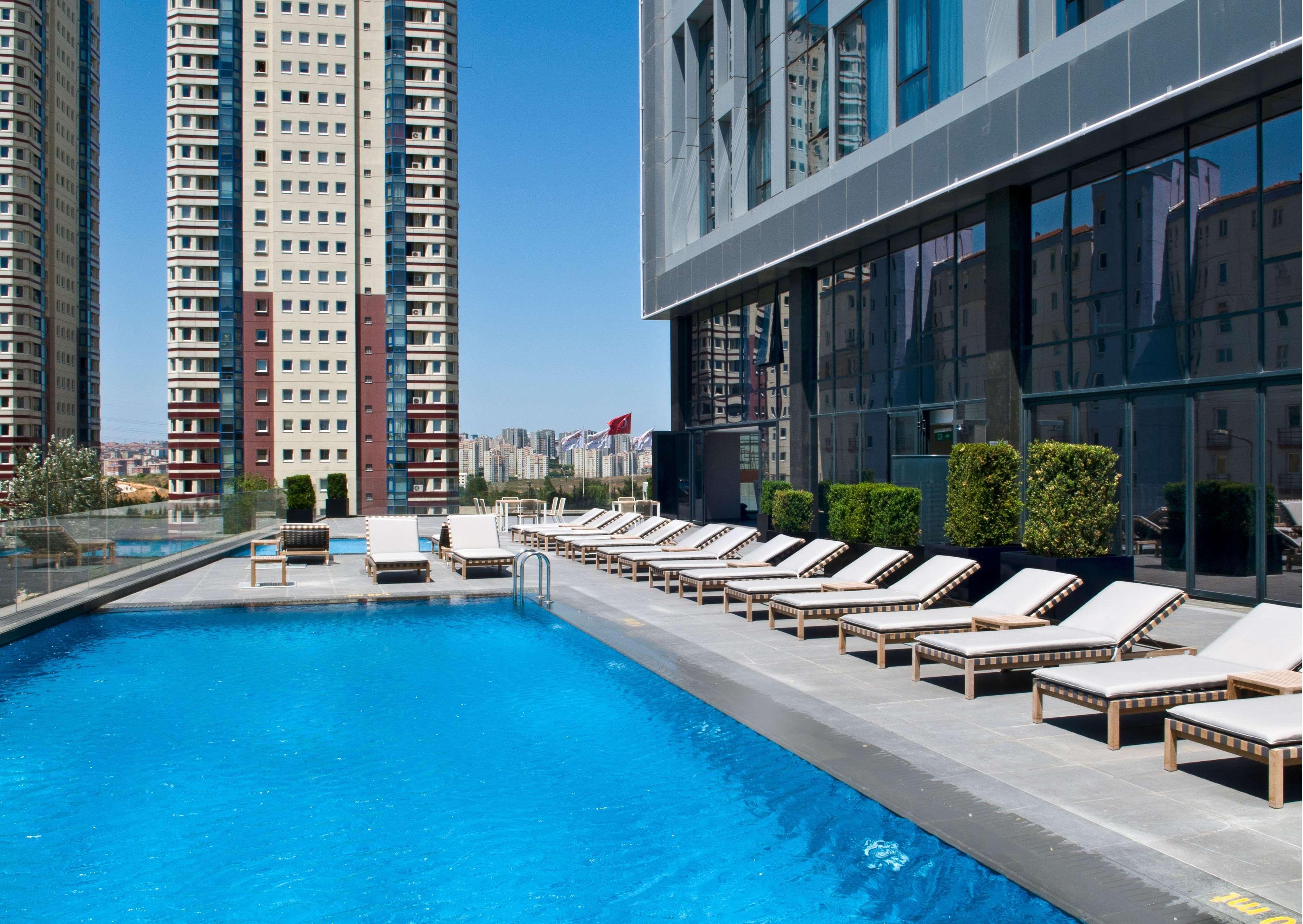 Radisson Blu Hotel Istanbul Asia Istambul Exterior foto The swimming pool at the hotel