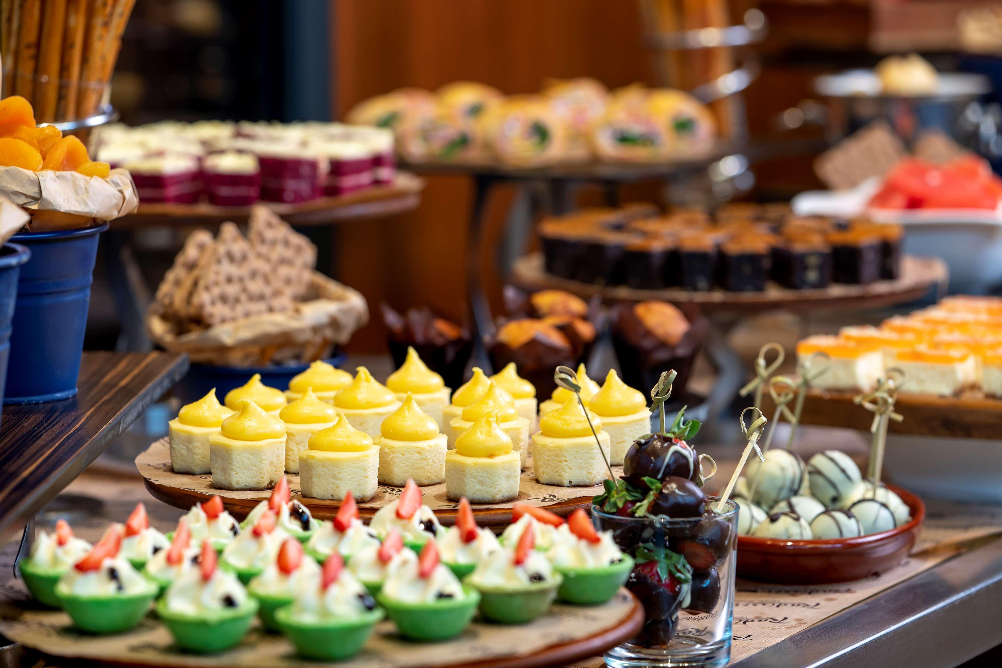 Radisson Blu Hotel Istanbul Asia Istambul Exterior foto A selection of desserts