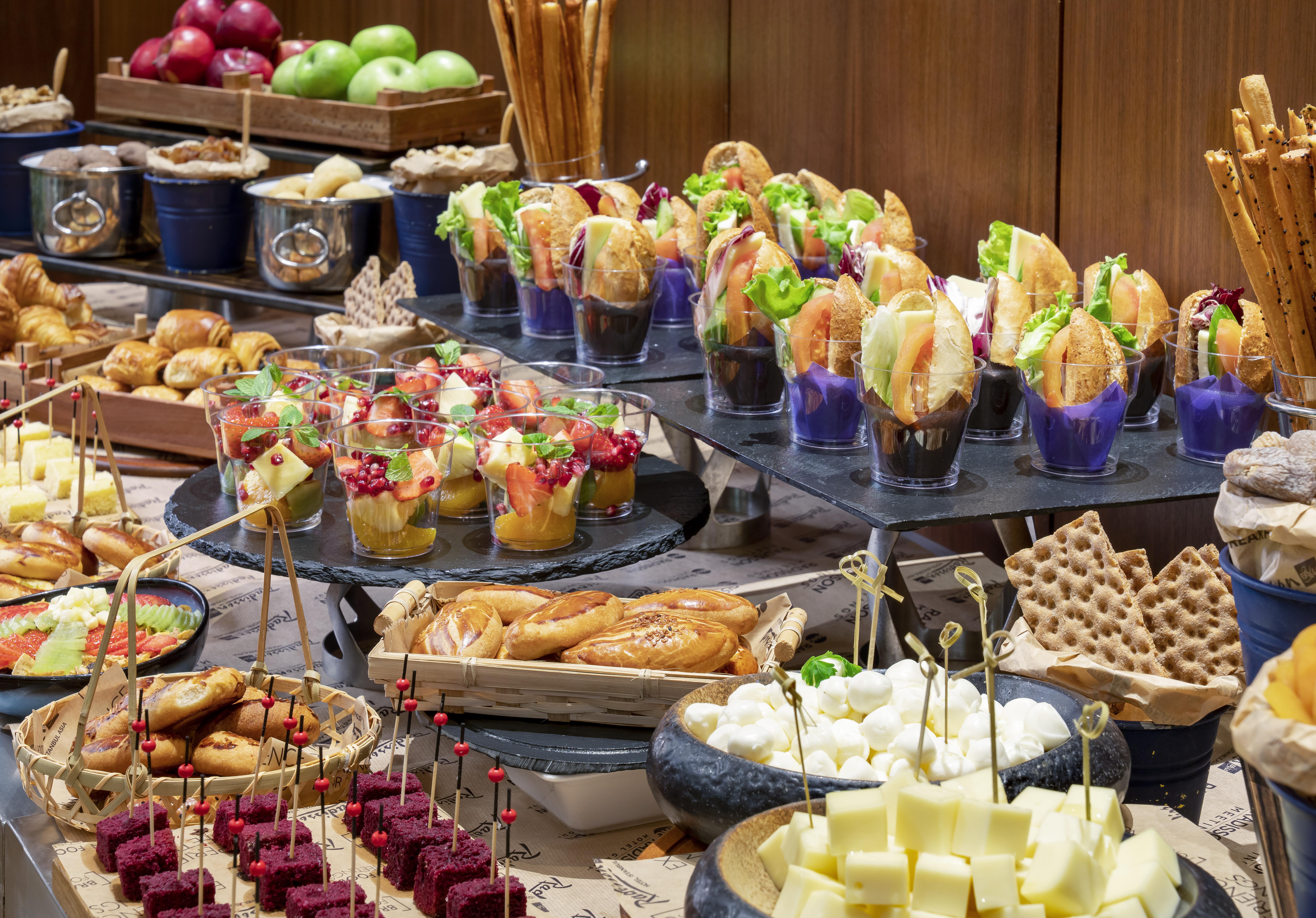 Radisson Blu Hotel Istanbul Asia Istambul Exterior foto A buffet of tapas