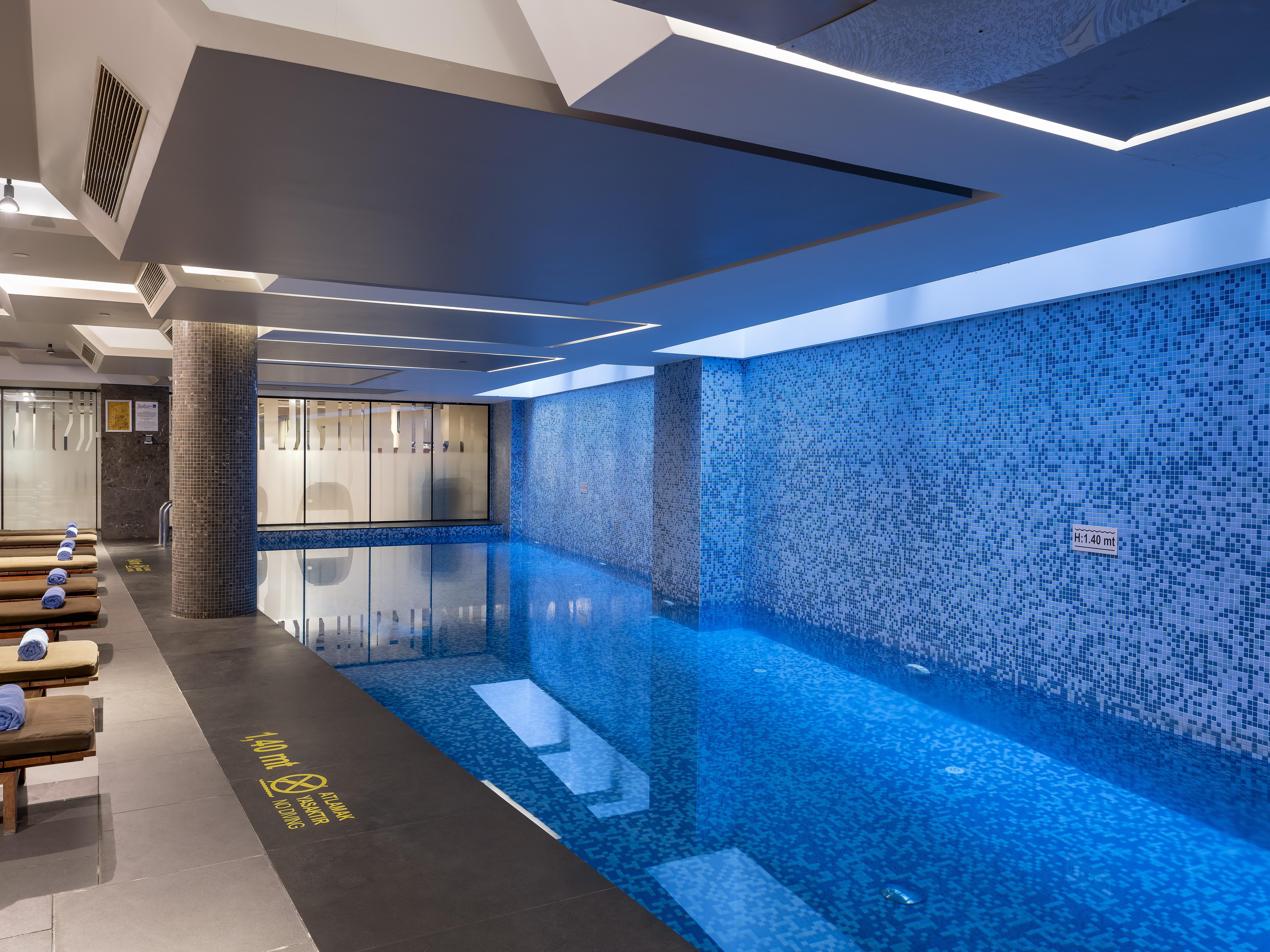Radisson Blu Hotel Istanbul Asia Istambul Exterior foto The pool at the 100 Queen's Gate