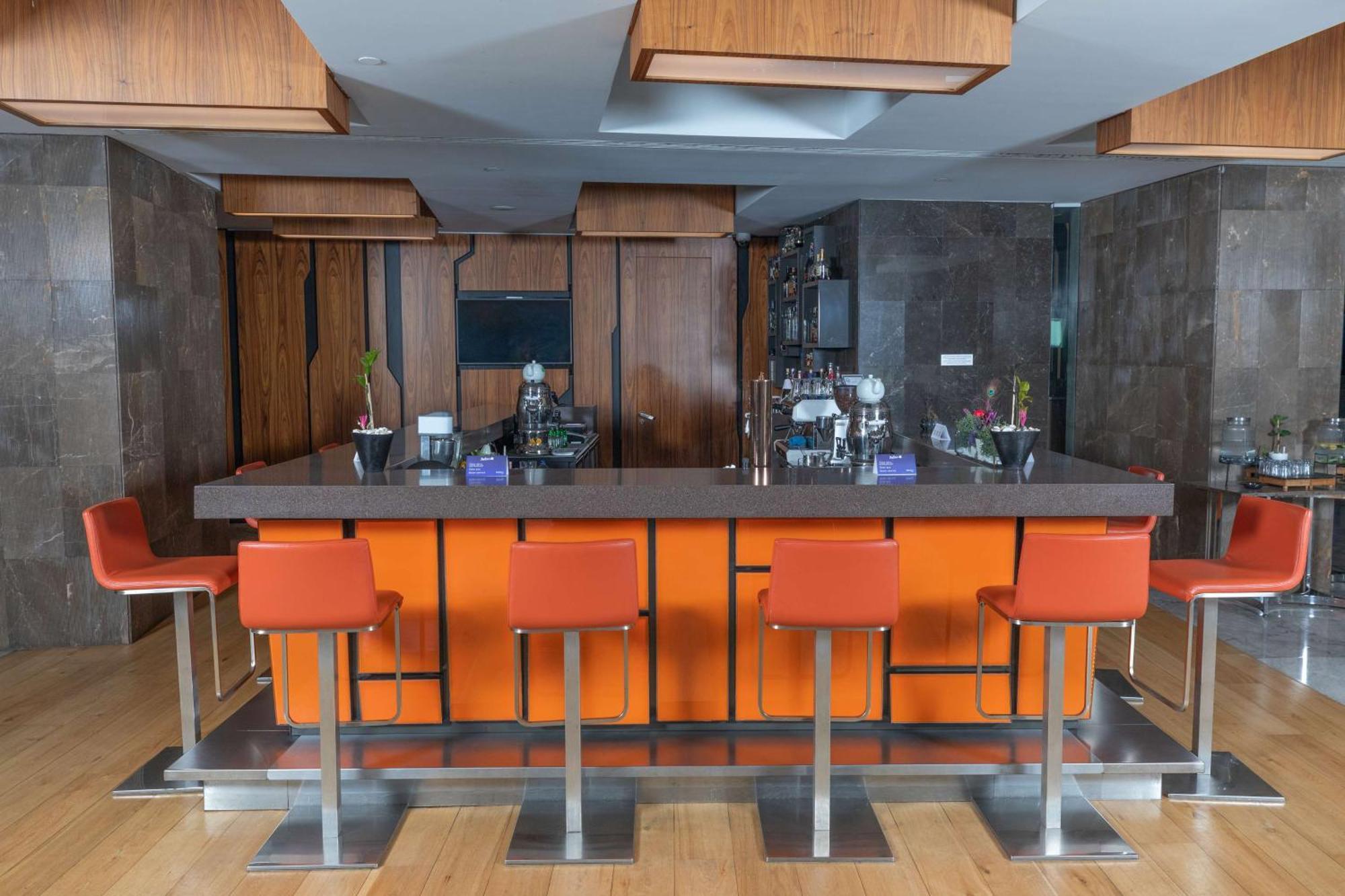 Radisson Blu Hotel Istanbul Asia Istambul Exterior foto The bar at the 1000 Mile End
