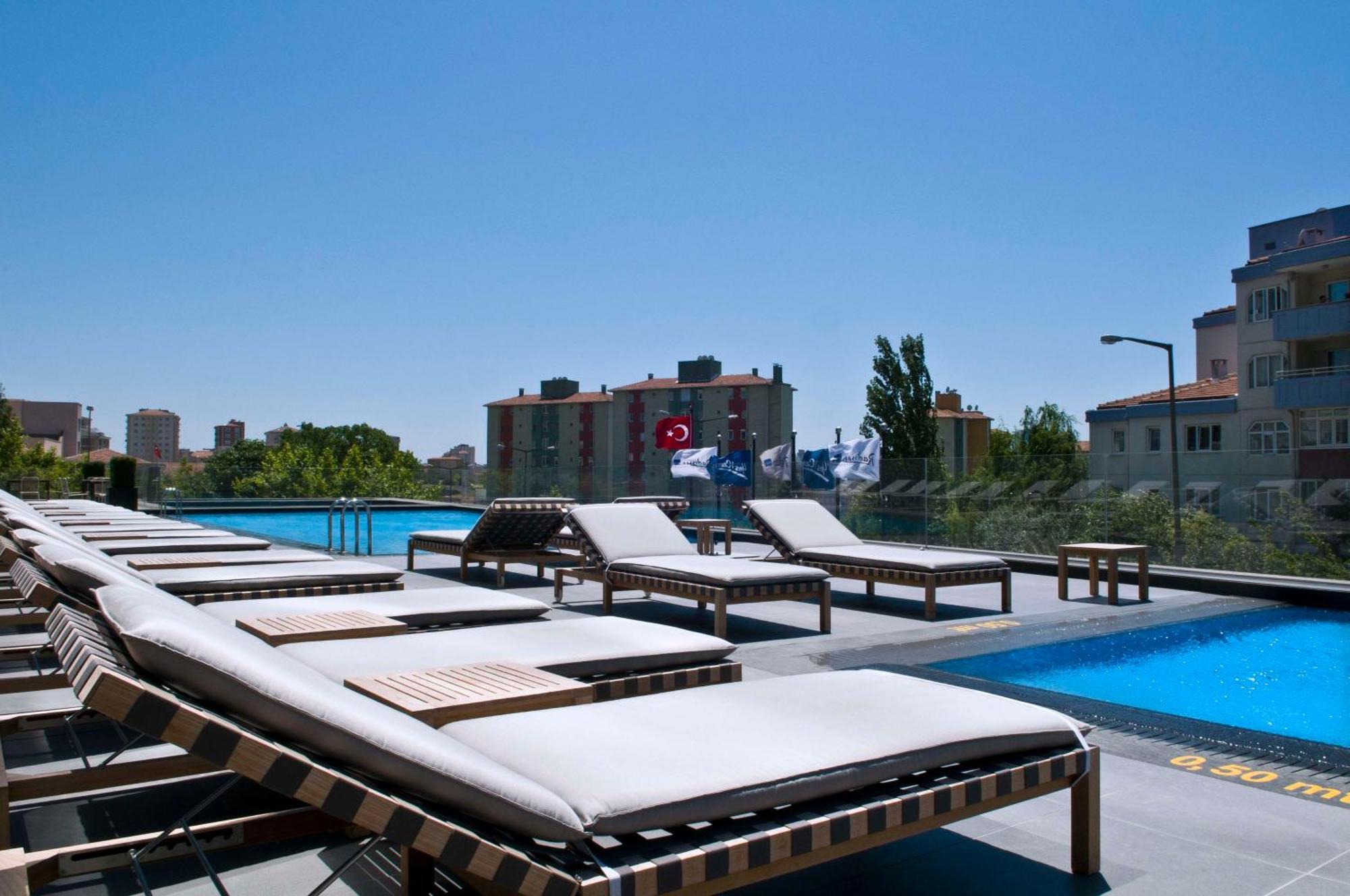Radisson Blu Hotel Istanbul Asia Istambul Exterior foto The swimming pool at the hotel